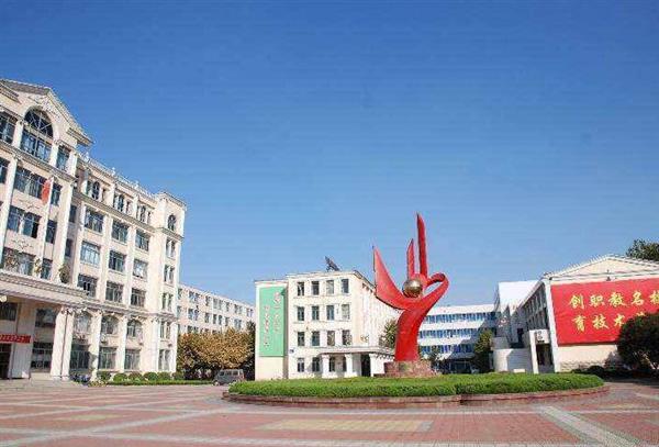 青島中魯中等專業(yè)學(xué)校校址在哪兒？如何報名？