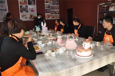 在濟(jì)寧學(xué)做蛋糕去哪個(gè)學(xué)校？   