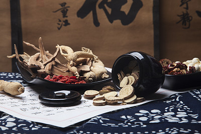 哪些中藥能夠清熱去火？山東醫(yī)藥技師學(xué)院幫你“降降溫”