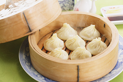 想學(xué)面點(diǎn)制作嗎？來(lái)保定玉蘭香廚師學(xué)校吧！
