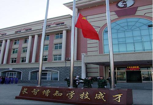 保定新興工業(yè)技工學(xué)校是全日制學(xué)校嗎？學(xué)校提供住宿嗎？