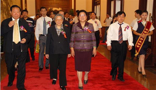 全國政協(xié)副主席錢正英（左一）、十五屆中央委員顧秀蓮（左三）、國務(wù)院扶貧主任，政協(xié)常委胡富國（左一）、北方汽車專修學(xué)校曹振峰董事長（右一）在人民大會堂共同出席北方學(xué)校七千萬扶貧工程