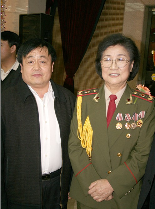 全國一級演員，政協(xié)委員馬玉濤（右一）與曹振峰同志合影